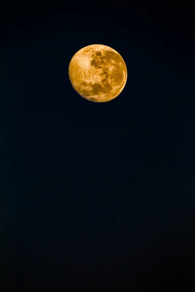 Луна Фоне Тёмного Неба — стоковое фото