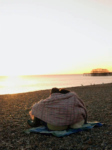 Achteraanzicht Van Een Paar Gewikkeld Deken Het Strand Bij Zonsondergang — Stockfoto