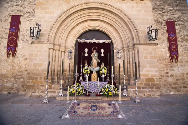 圣玛利亚罗曼式教堂门前的祭坛 庆祝西班牙雅伊萨省巴扎市基督圣体节 — 图库照片