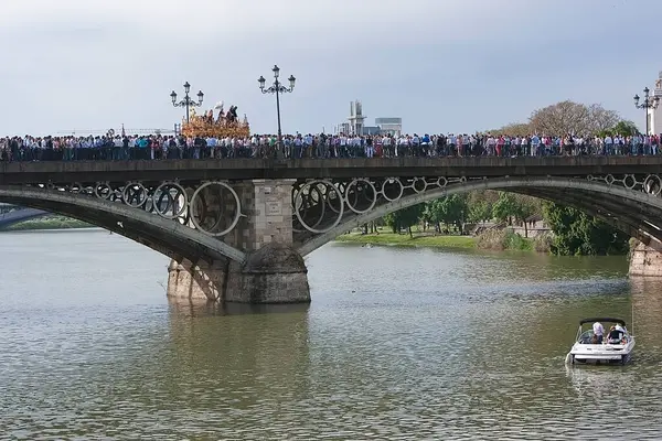 Hermandad San Gonzalo Pasando Lunes Santo Por Puente Triana Sevilla — Foto de Stock