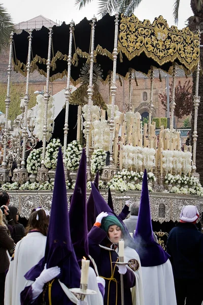 Detalhe Penitente Branco Segurando Uma Vela Durante Semana Santa Espanha — Fotografia de Stock
