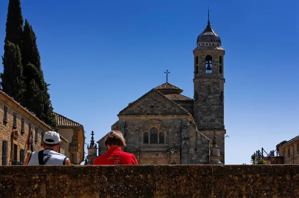 エルサルバドル カピラデルサルバドル の聖堂は 左側にパラドールホテル ウベダ ジャイアン省 アンダルシア スペイン — ストック写真