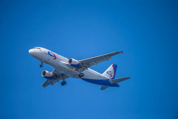 Jato Voando Céu Azul Avião Aeroporto Tema — Fotografia de Stock