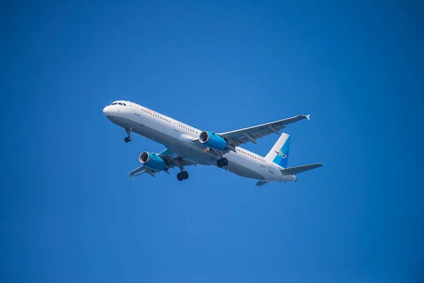 青い空を飛ぶジェット 航空機や空港のテーマ — ストック写真