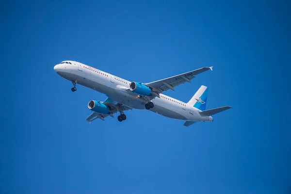 青い空を飛ぶジェット 航空機や空港のテーマ — ストック写真