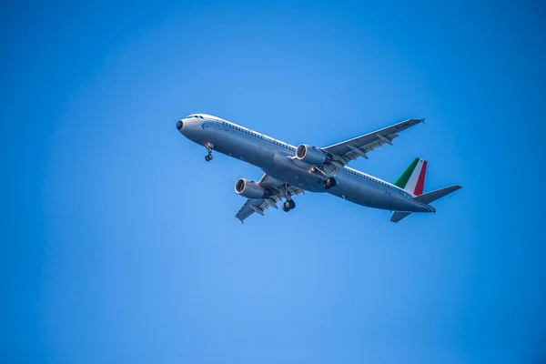 Mavi Gökyüzünde Uçan Jet Uçak Havaalanı Teması — Stok fotoğraf