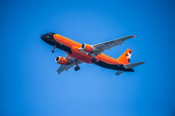 Jet Che Vola Nel Cielo Blu Aerei Aeroporto Tema — Foto Stock