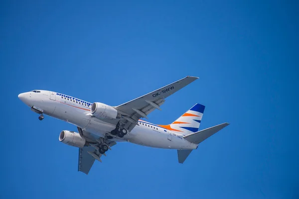 Jet Volando Cielo Azul Avión Aeropuerto Tema —  Fotos de Stock