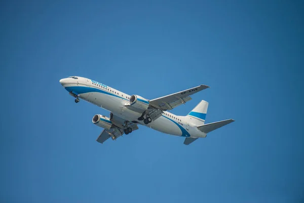 在蓝天中飞行的喷气式飞机 飞机和机场主题 — 图库照片
