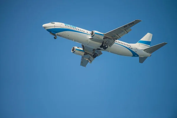 Tryskové Létání Modré Obloze Letadla Letištní Téma — Stock fotografie