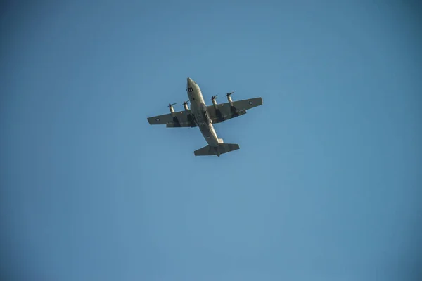 在蓝天中飞行的喷气式飞机 飞机和机场主题 — 图库照片