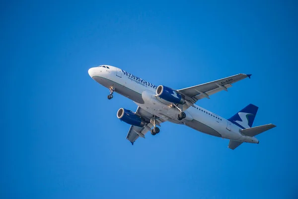Jato Voando Céu Azul Avião Aeroporto Tema — Fotografia de Stock