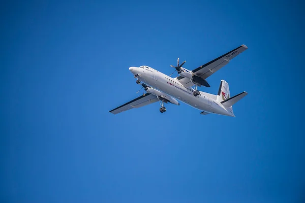 Vliegtuig Vliegen Blauwe Lucht Vliegtuig Luchthaven Thema — Stockfoto