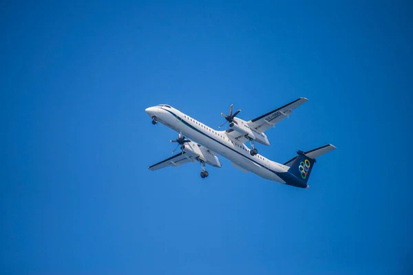 Odrzutowiec Lecący Błękitnym Niebie Samoloty Lotniska Motyw — Zdjęcie stockowe