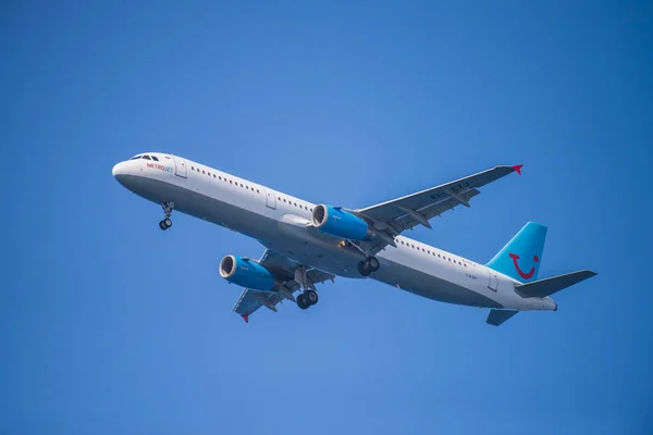 Jet Volando Cielo Azul Avión Aeropuerto Tema —  Fotos de Stock