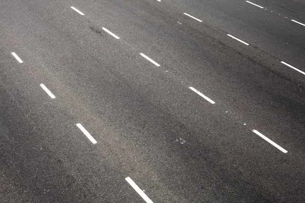 白のストライプの分割による道路 — ストック写真