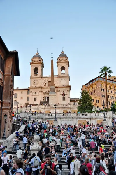 ROME - 20 EYLÜL: insanlar İspanyol Merdivenlerinde oturuyor