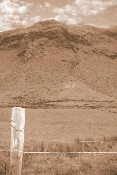 Sepya Taşlarla Yazılmış Tepeler Için Sam — Stok fotoğraf