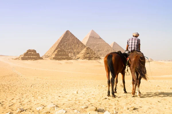 이집트 카이로의 계곡에 피라미드 — 스톡 사진