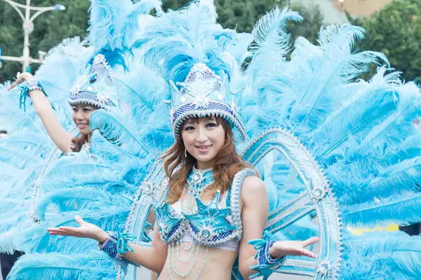 Kostümlü Şenlikler Geleneksel Rüya Geçidi Nde Şamandıralarla Yürüyor — Stok fotoğraf