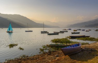 pokhara gölde phewa