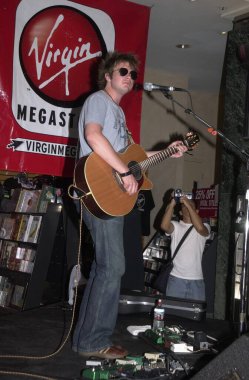 30 Temmuz 2002 - Los Angeles, CALIFORNIA, HOWIE GÜNÜ İÇİN BAŞKANI VIRGIN MEGASTORE 'DA LOS ANGELES, CA.