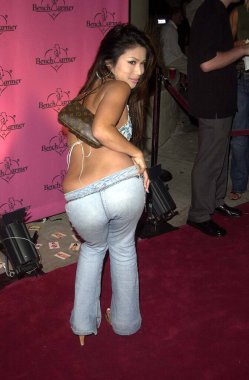 Aiko Tanaka, Bench Warmer doğum günü partisinde arkadan poz veriyor. 5 Eylül 2003. Los Angeles, Kaliforniya, ABD