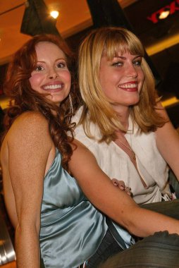 Phoebe Price ve Meredith Ostrom kameraya gülümseyerek poz veriyorlar ve Bayan 60 partisinde eğleniyorlar. Los Angeles, Kaliforniya, ABD