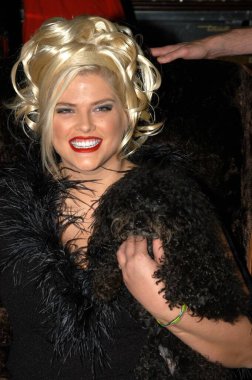 Amerikalı model Anna Nicole Smith gülümseyen ve kucağında siyah bir köpek, Batı Hollywood, CA, ABD 