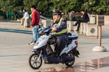 Polis Şangay meydanında devriye geziyor.