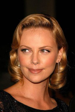 Popüler etkinlikte ünlü kadın ünlü