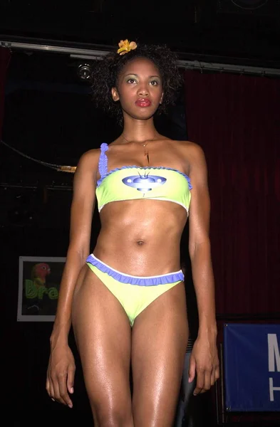 アフリカ系アメリカ人モデルは水着を着て 表彰台を歩きながらポーズし センチュリークラブ カリフォルニア州センチュリークラブで夏のコレクションを開催 — ストック写真
