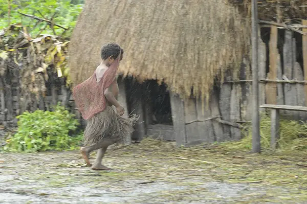 Papuan Girl Dani Tribe Hurries Hide Rain Roof — Stock Photo, Image