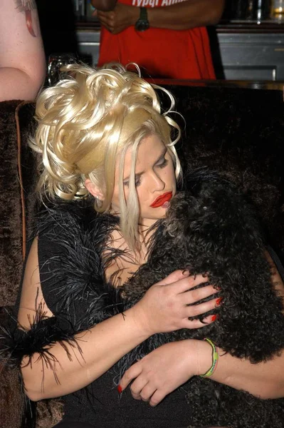 Amerikaans Model Anna Nicole Smith Holding Black Dog West Hollywood — Stockfoto