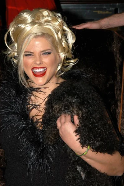 American Model Anna Nicole Smith Uśmiechnięta Trzymająca Czarnego Psa West — Zdjęcie stockowe