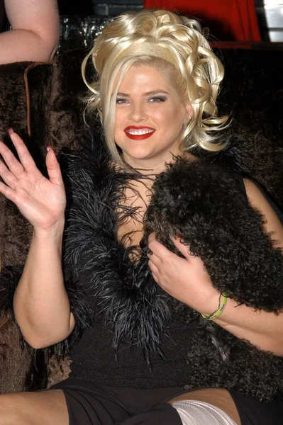 アメリカモデルAnna Nicole Smith笑顔と黒犬を保持 West Hollywood アメリカ — ストック写真