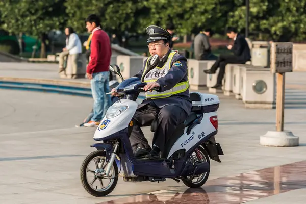 Poliziotto Pattugliamento Sulla Piazza Della Gente Shanghai Cina — Foto Stock