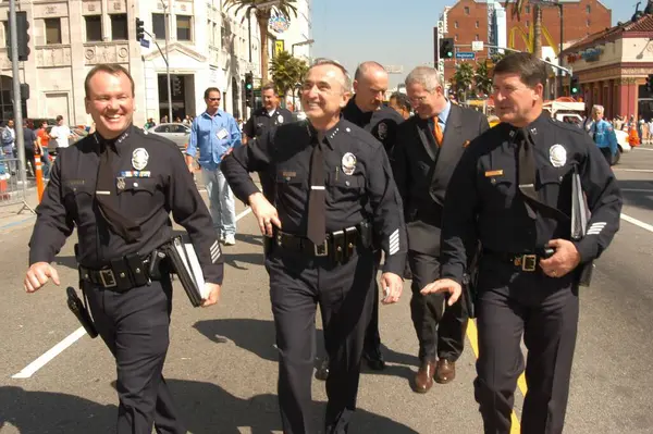 ロサンゼルス警察署長ウィリアム ブラトンは 2003年のコダック劇場アカデミー賞の現場でセキュリティを調査し 2003年のオスカーのためのエリアが取り下げられ ハリウッド — ストック写真