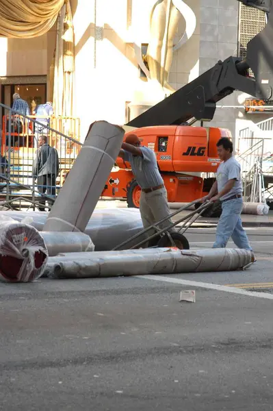 Arbeit Crews Brechen Den Oscar Red Carpet Bereich Nach Ankünften — Stockfoto