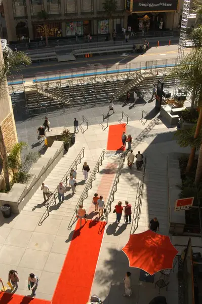 Work Crews Memecah Kawasan Karpet Merah Oscar Setelah Kedatangan Dibatalkan — Stok Foto