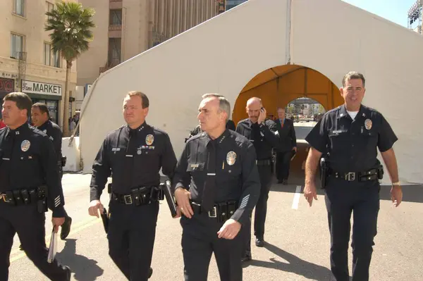 Los Angeles Police Chief William Bratton Investigates Security Site 2003 — Stock Photo, Image