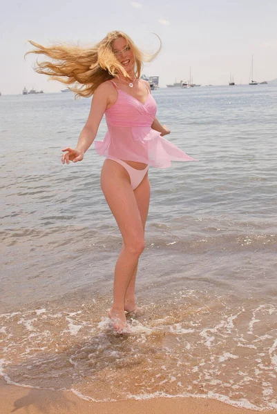 在法国戛纳 维尔贝格湾身穿粉色上衣的比基尼 站在海滩上摆姿势 — 图库照片