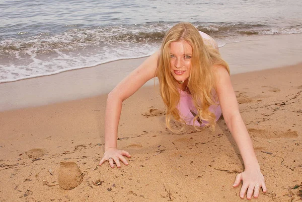 덴마크 여배우 베르그 베이가 모래사장에 있습니다 Cannes France — 스톡 사진