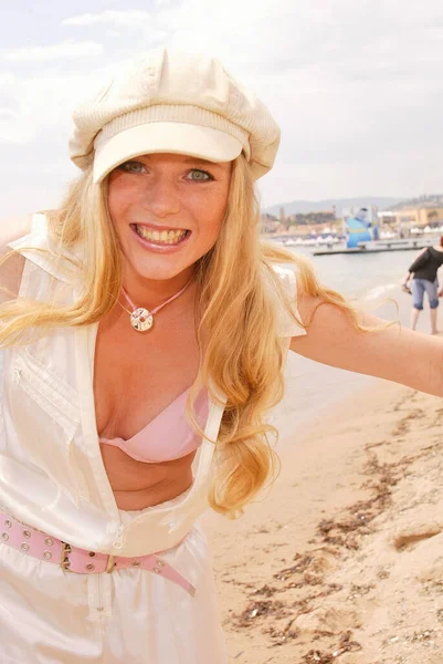 França Cannes Gry Bay Posando Praia Vestindo Roupa Seda Branca — Fotografia de Stock