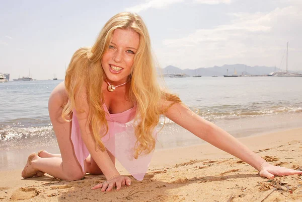 Flirten Gry Bay Posiert Sandstrand Frankreich Cannes — Stockfoto