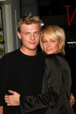 Paris Hilton ve Nick Carter, Emporio Armani ve ELLE Magazine tarafından Virgin Records, EMI ve Arista Record 'un yükselen en yıldızları Emporio Armani Store, Beverly Hills' in