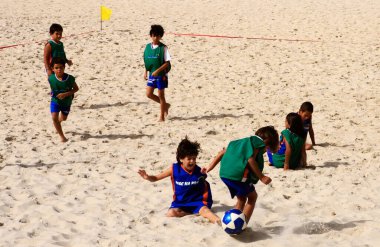 Brezilya futbolu oynayan Brezilyalı çocuklar Ipanema plajı Rio de Janeiro Brezilya