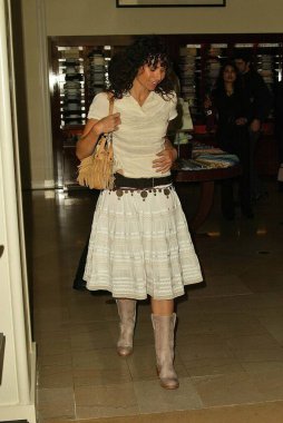 İngiliz-Amerikan aktris Minnie Driver, ABD 'nin Kaliforniya eyaletinin Beverly Hills kentindeki Saks Fifth Avenue Store' da Yeni Bilinçli Ticaret Giyim Hattı 'nı hizaya soktu. 