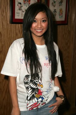 Ed Hardy Katrina Yardım Programını sunuyor. Ünlülerin İmza Günü. 