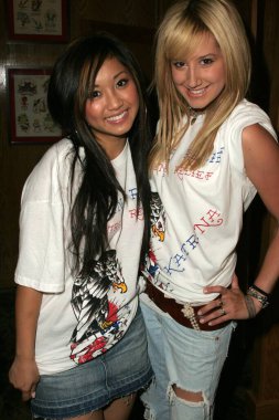 Ed Hardy Katrina Yardım Programını sunuyor. Ünlülerin İmza Günü.